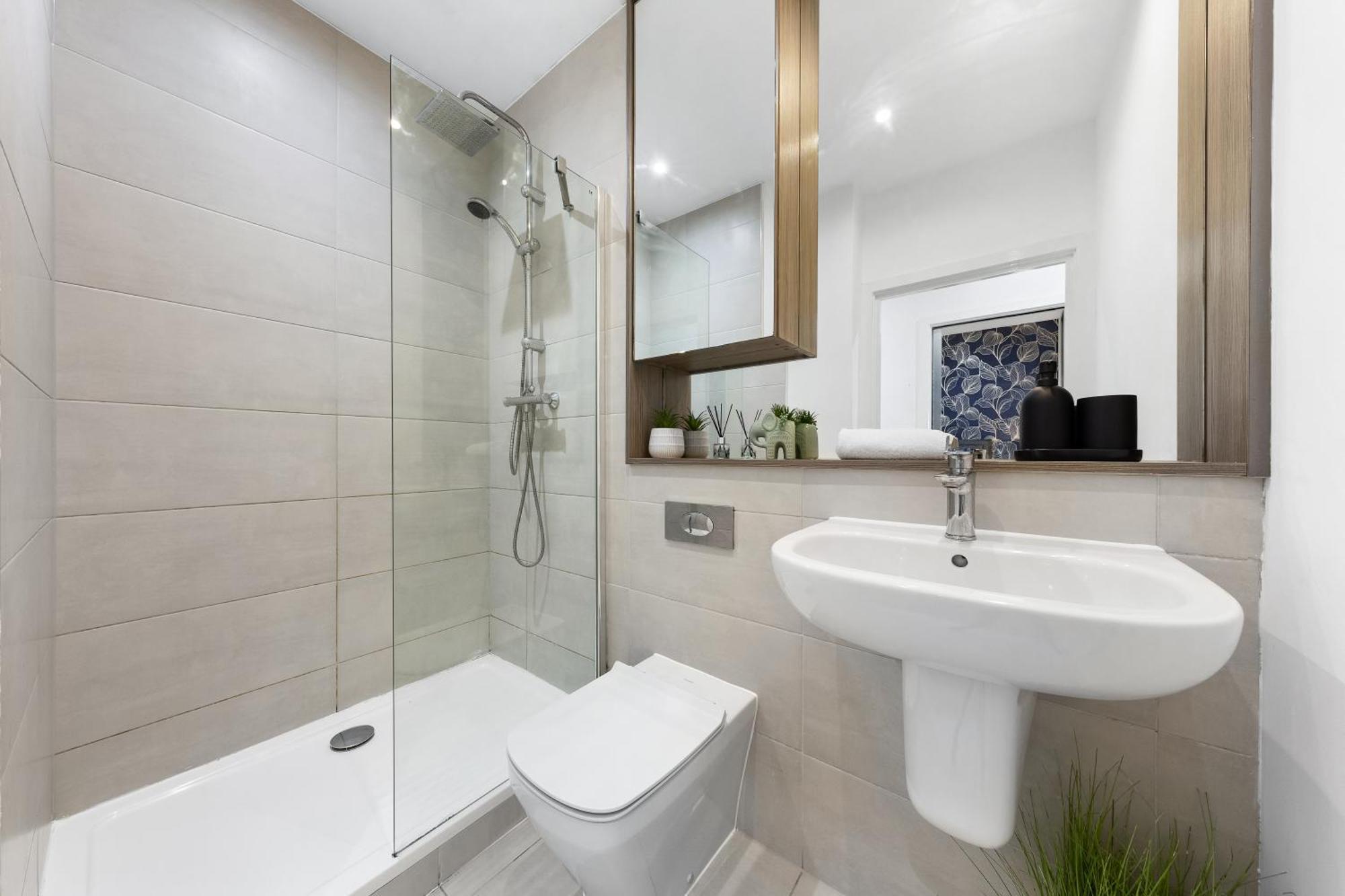 Modern One Bedroom Flat - Sleeps 5 -Near Heathrow - London Ub3 Exteriör bild