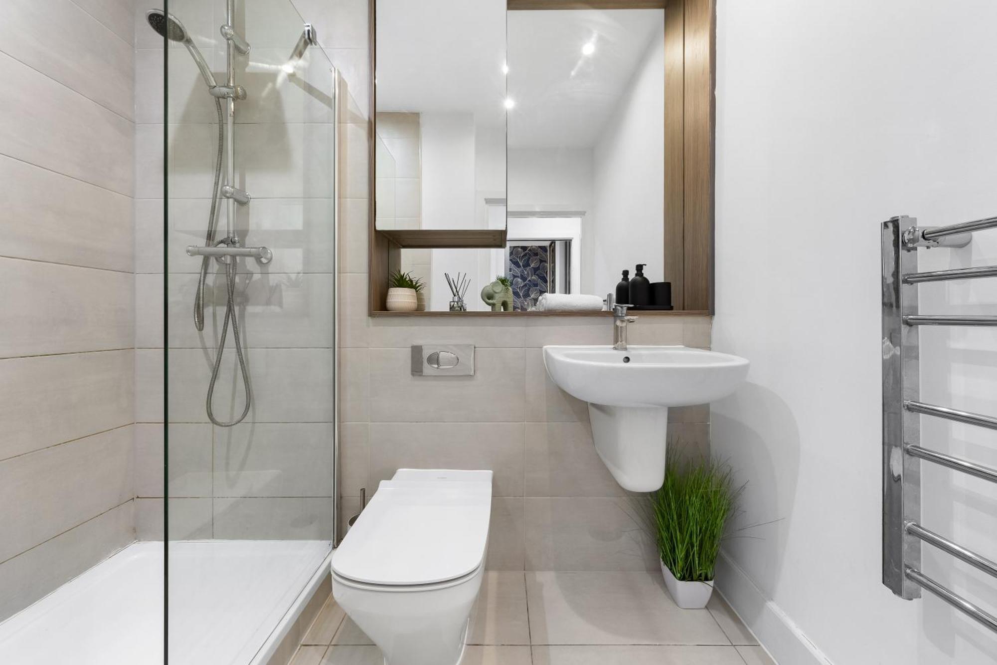 Modern One Bedroom Flat - Sleeps 5 -Near Heathrow - London Ub3 Exteriör bild
